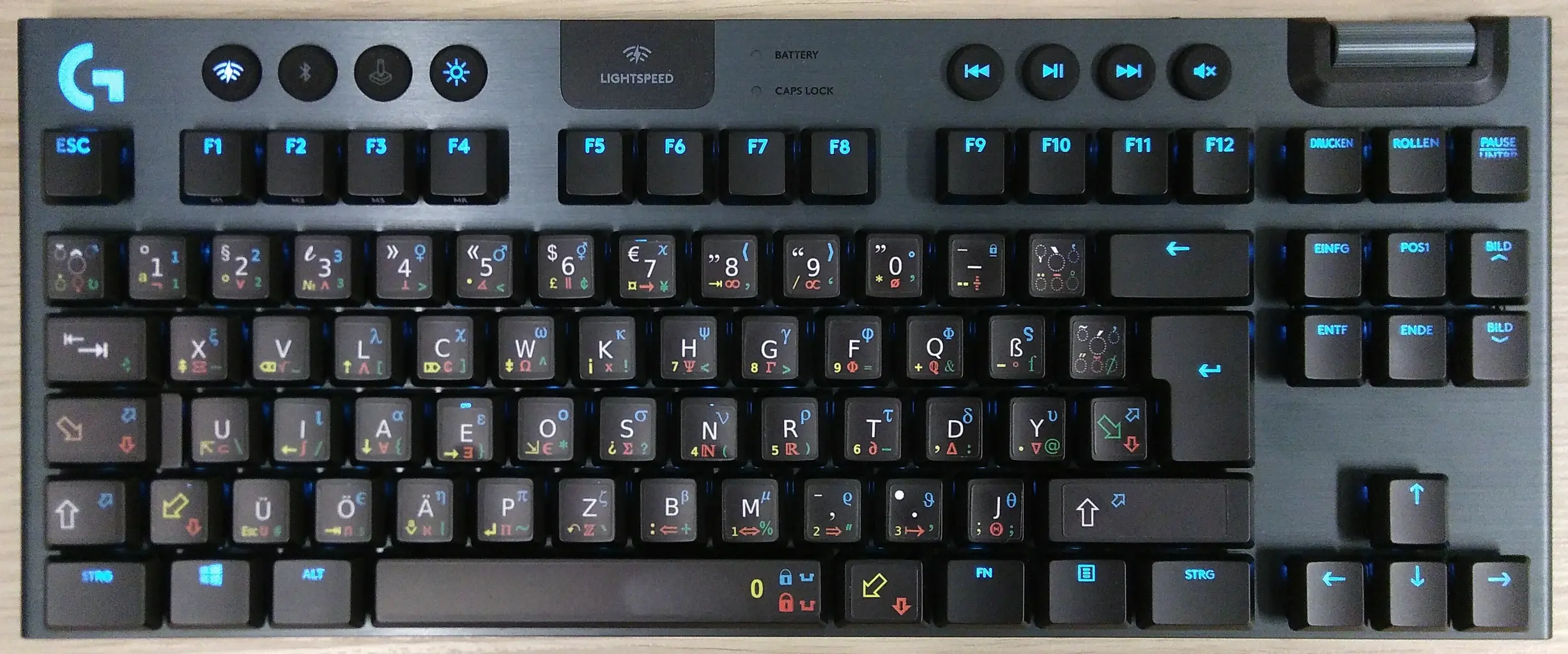 Tastatur Logitech g915 TKL mit Neo Aufklebern.
