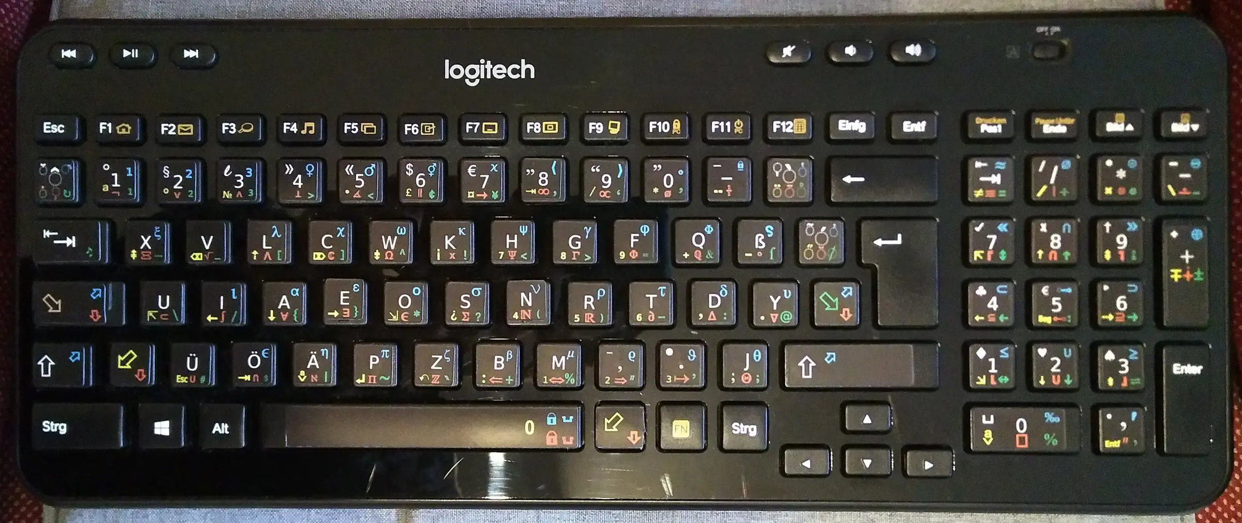 Tastatur Logitech k360 mit Neo Aufklebern.