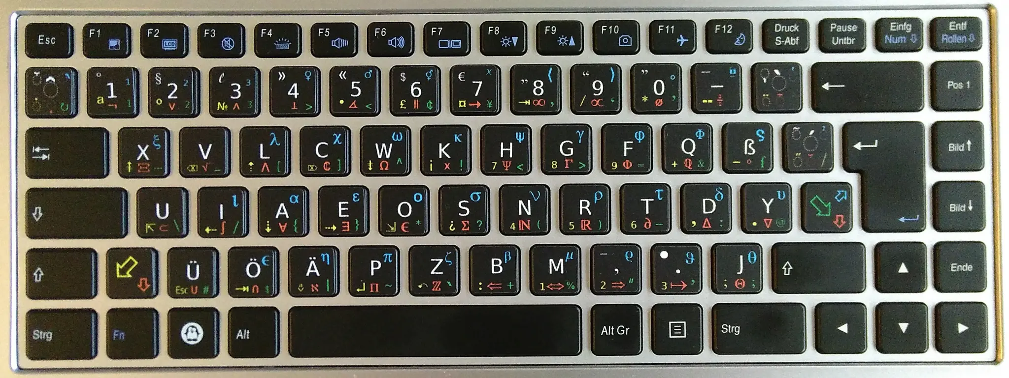 Tastatur des Tuxedo Infinitybook mit Neo Aufklebern.
