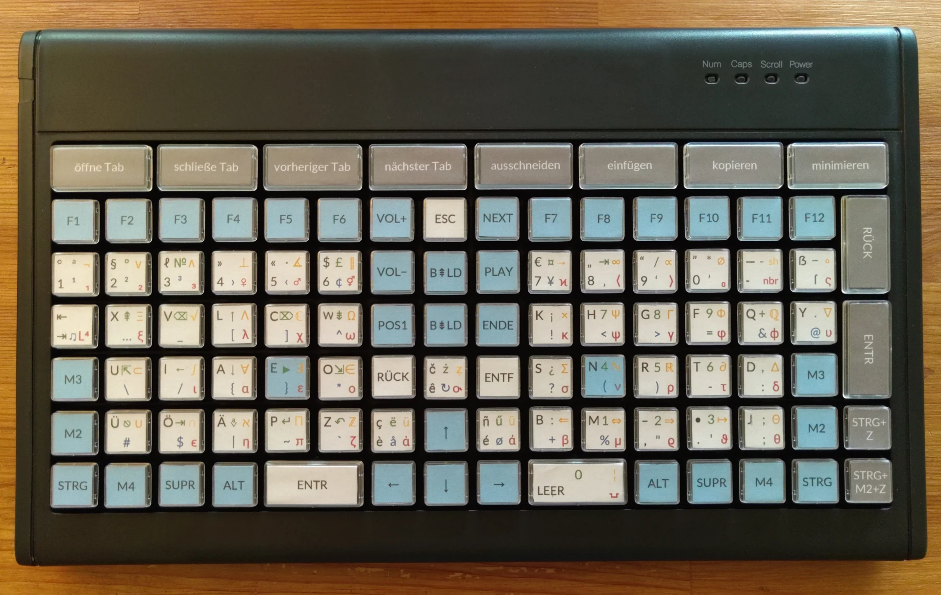 Ortholineare Tastatur mit einer 16x7 Tastenmatrix und Beschriftung für die sechs Ebenen des Neo Layouts sowie einigen Makro-Tasten.